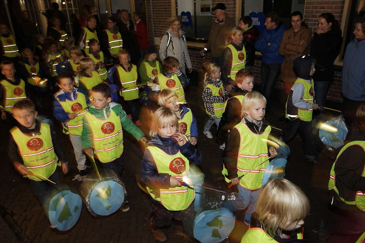 Grote opkomst bij jaarlijkse lampionnenoptocht (FOTO's)