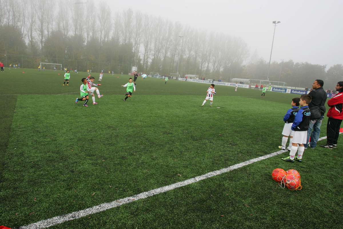 E-pupillen strijden onder toeziend oog AZ Jeugdopleiding (FOTO's)