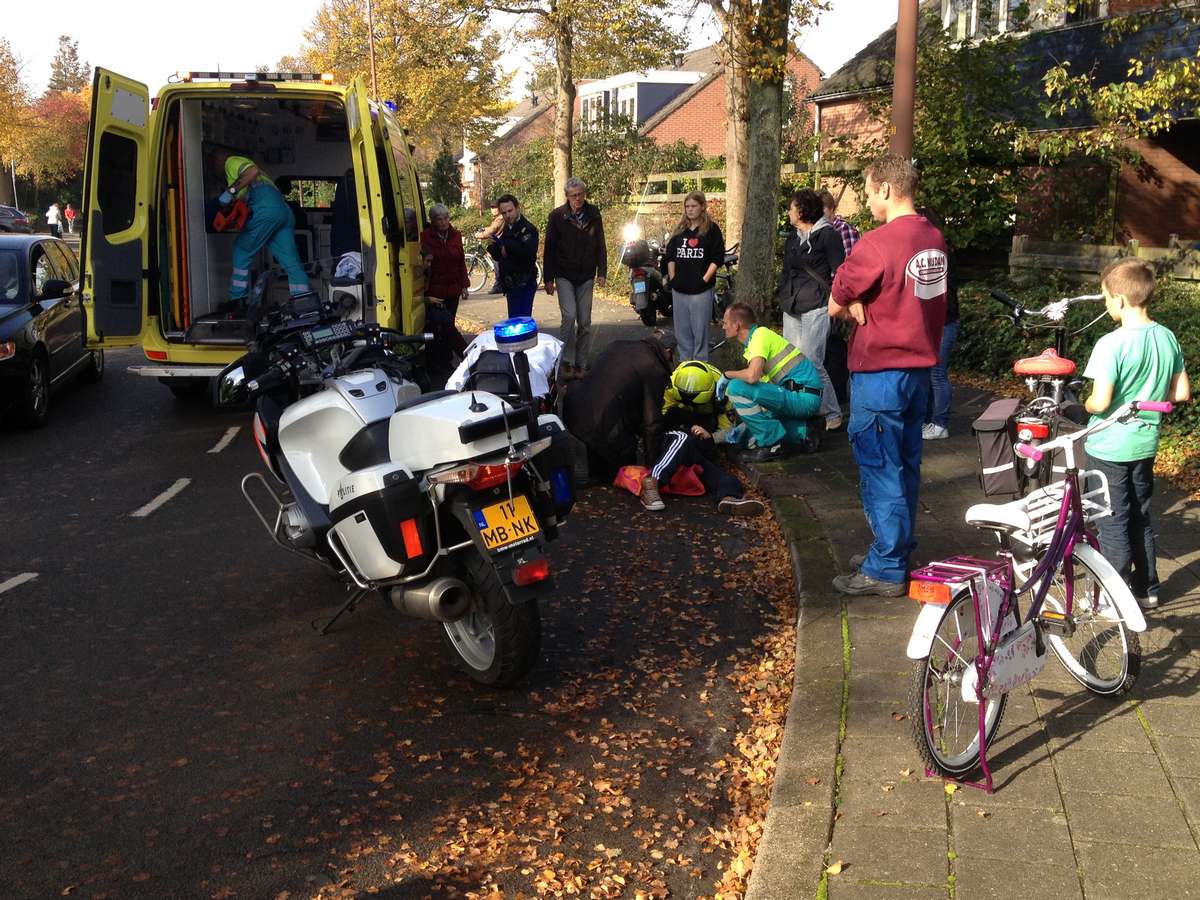 Meisjes op snorfiets onderuit door gladde blaadjes (FOTO's)