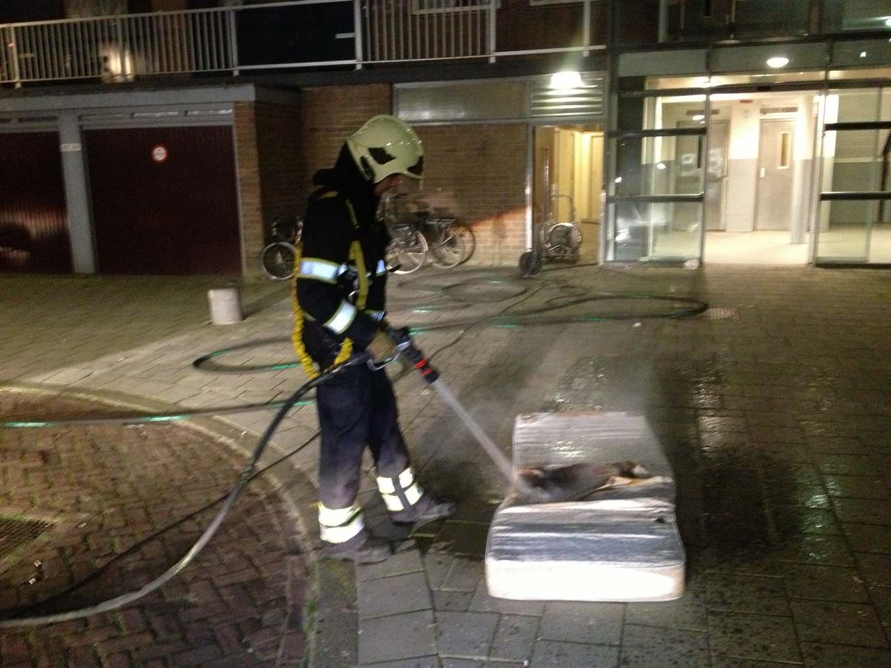 Brandweer rukt uit voor brandende matras (FOTO's)