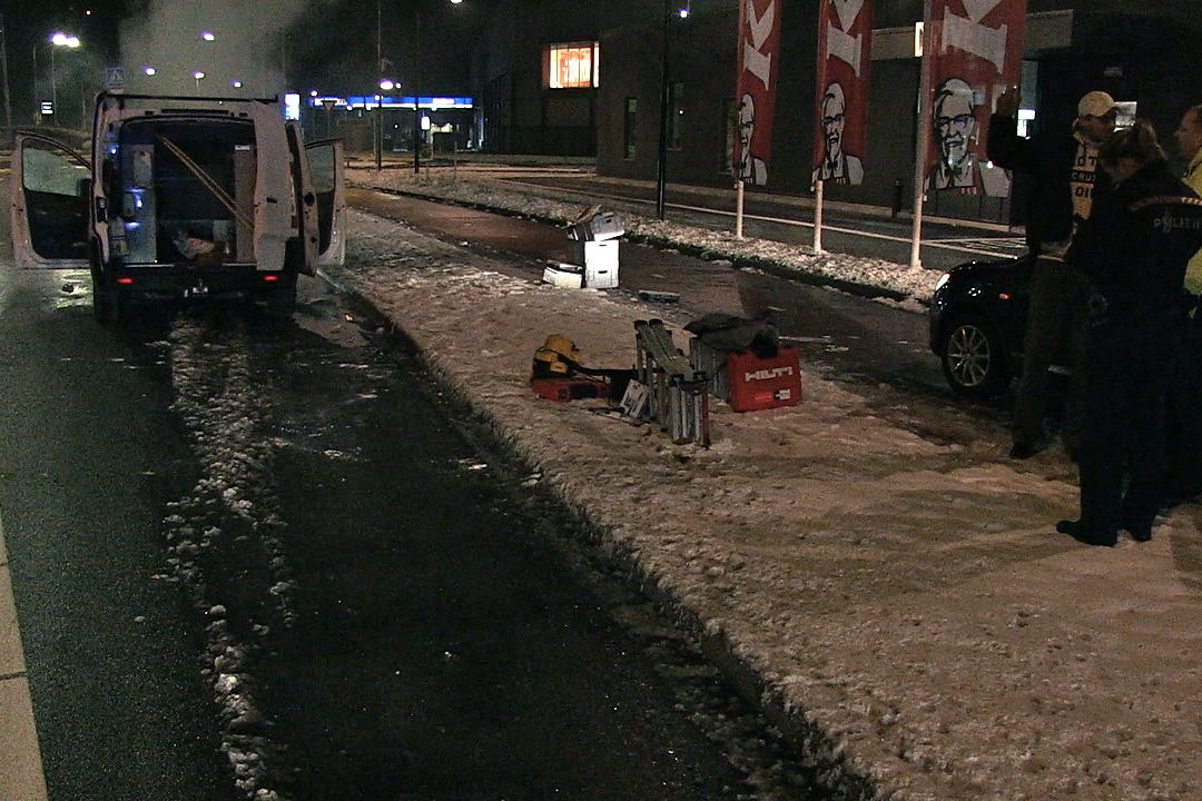 Rijdende auto spontaan in brand (FOTO's)