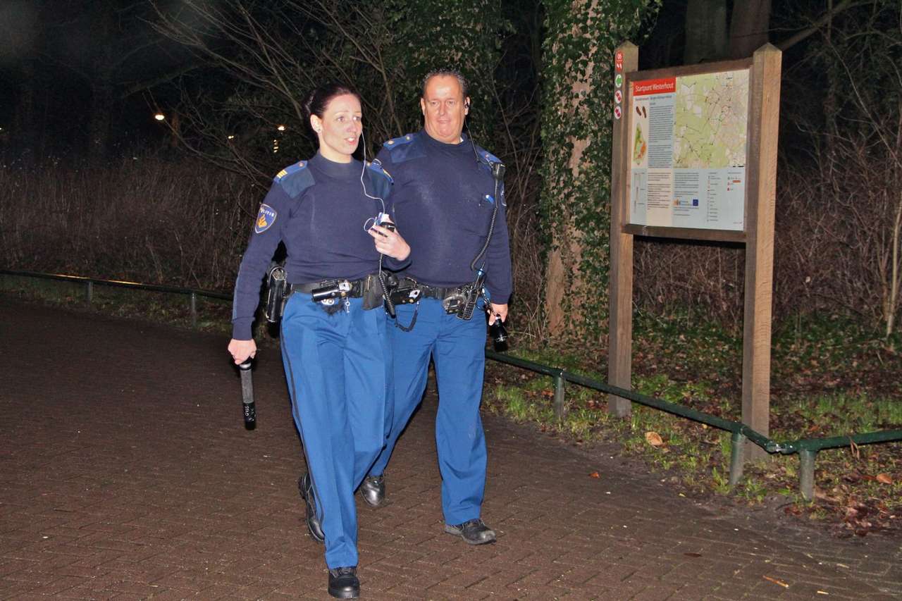 Zoekactie in park na overval op meisjes (FOTO's)