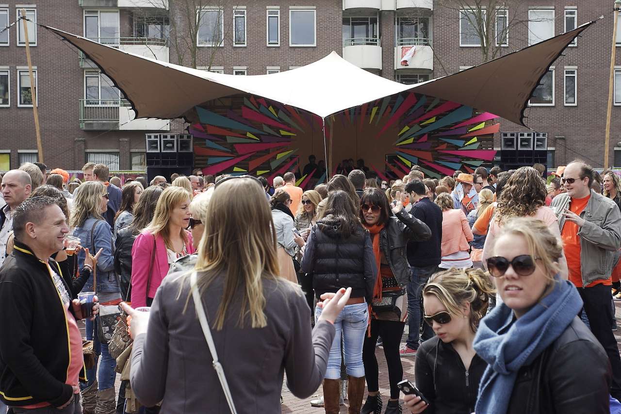 Koninginnedag in foto's, véél foto's. (laden kan daardoor even duren)
