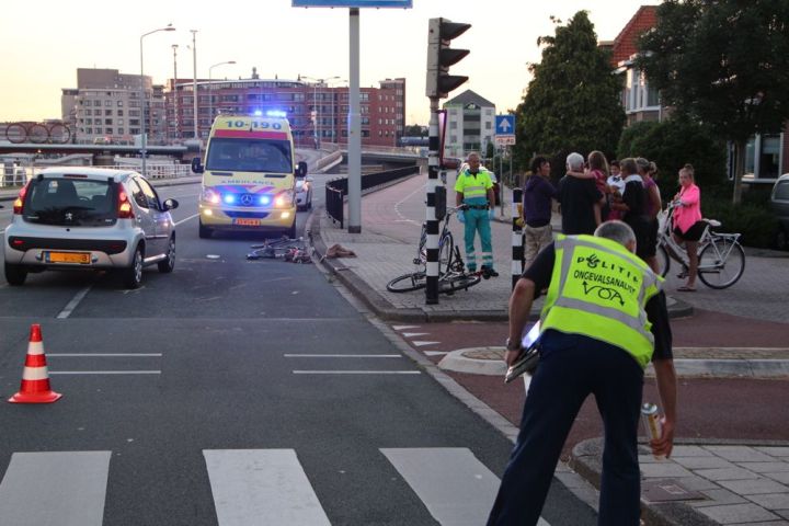 Fietster geschept op kruising bij Randersdijk (FOTO's)
