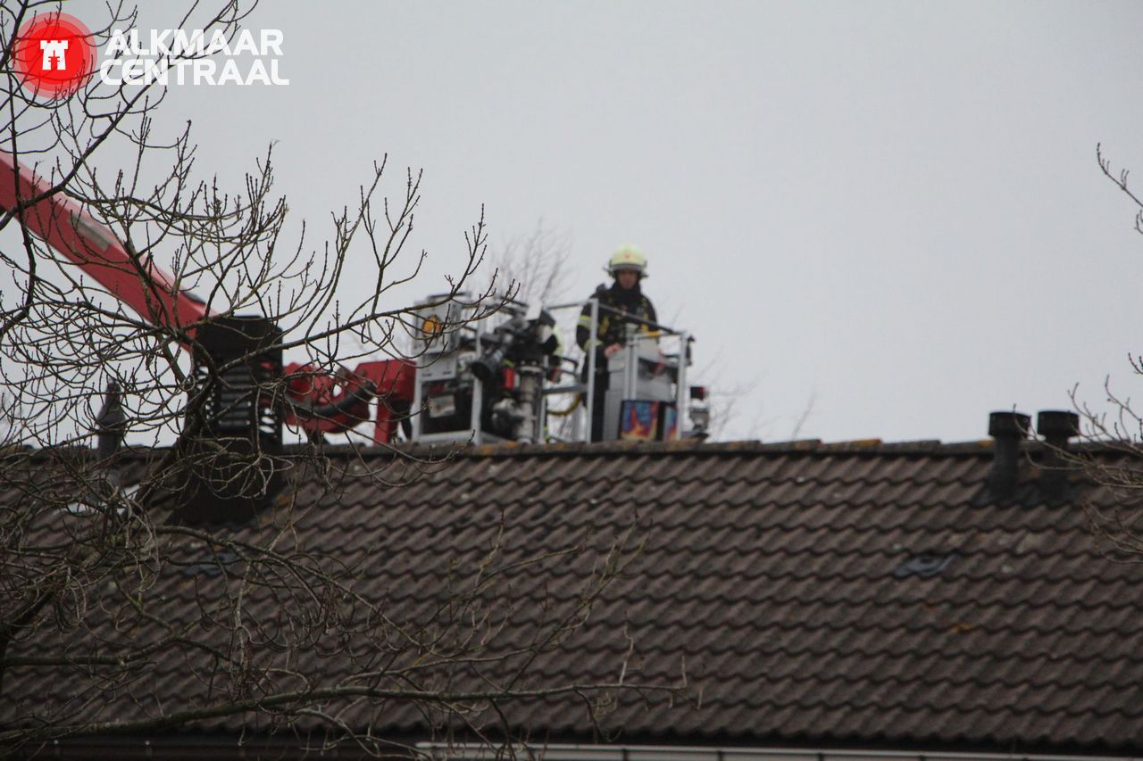 Buurt onder de rook door schoorsteenbrand (FOTO's)