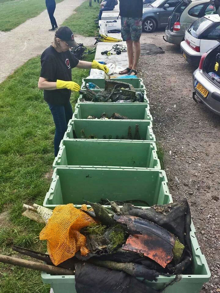 Duikvereniging Scubido ruimt water geestmerambacht op (Foto's)