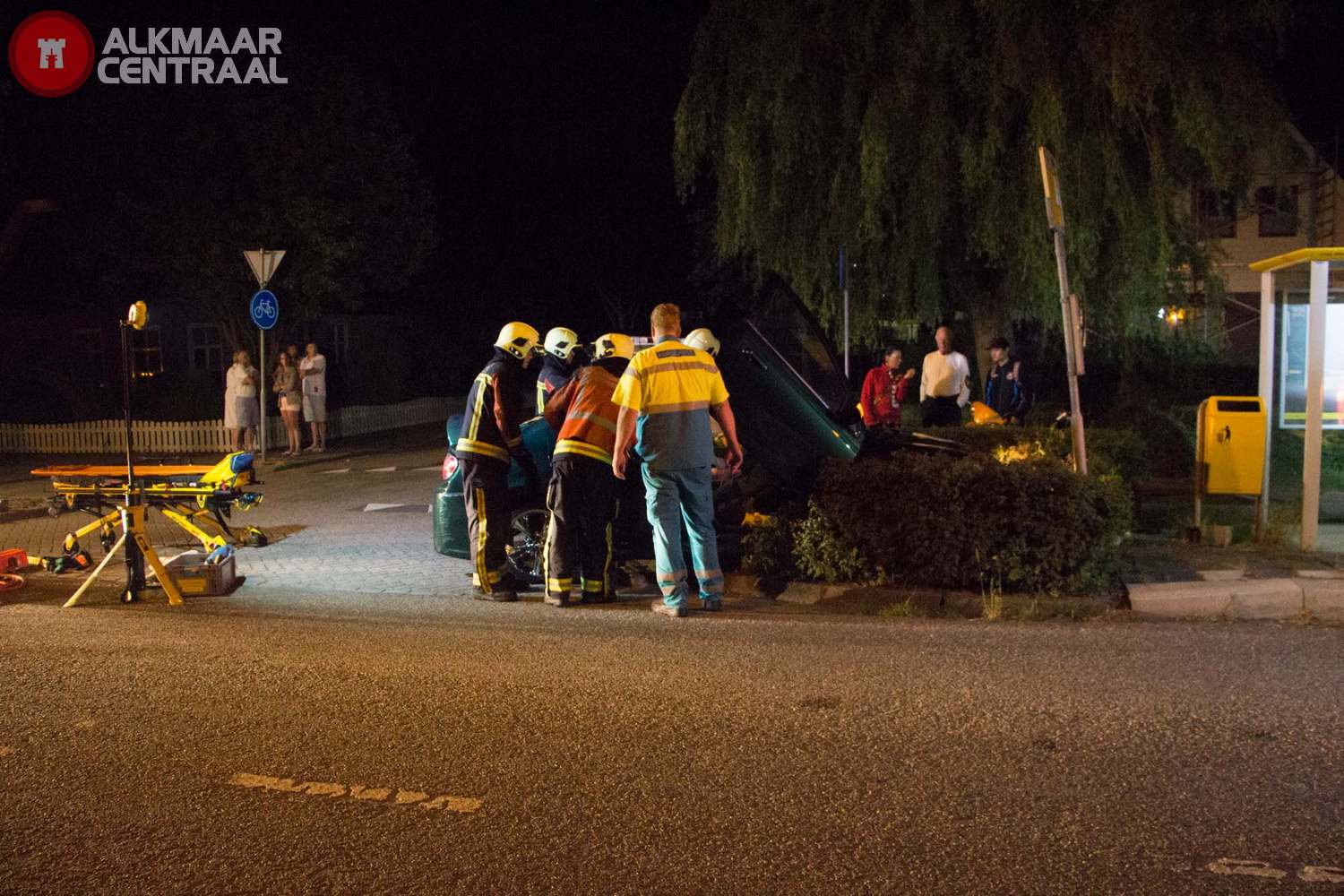 Eenzijdig ongeval in Warmenhuizen: brandweer knipt auto open (FOTO's)