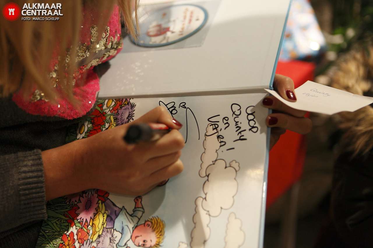 Monique Smit signeert bij Deen (FOTO's)