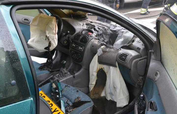 Auto vliegt in de brand na kop-staart-botsing (FOTO'S)