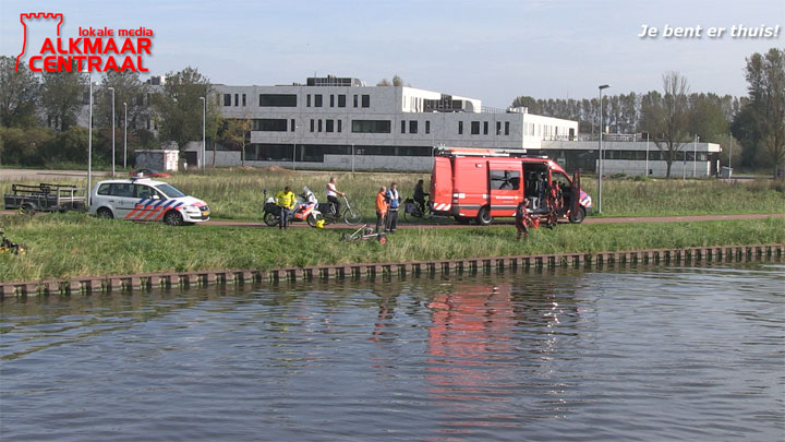 Auto in water naast N242 na foute manoevre
