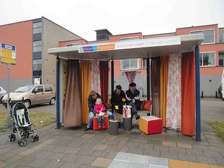 A House of Happiness kleed bushokjes aan met gordijnen