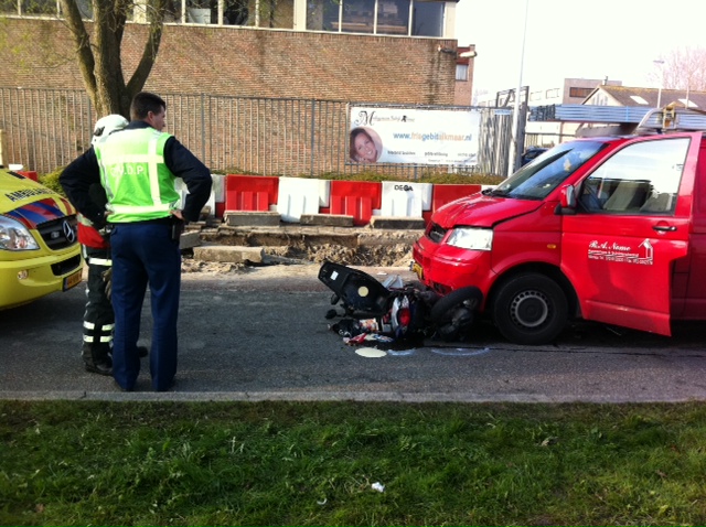 Busje raakt brommer hard op Edisonweg (FOTO)