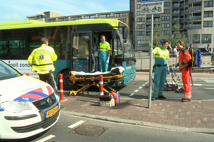 Fietser op Kanaalkade door bus van Connexxion aangereden (FOTO)
