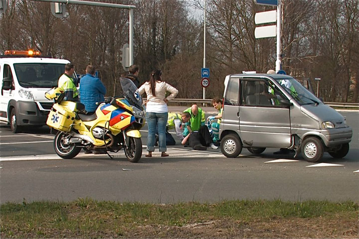 Auto raakt brommobiel in de flank: twee gewonden (FOTO)