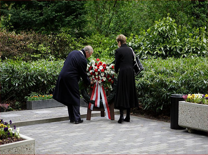 Kranslegging burgemeester Bruinooge (FOTO) bij Herdenkingsmonument
